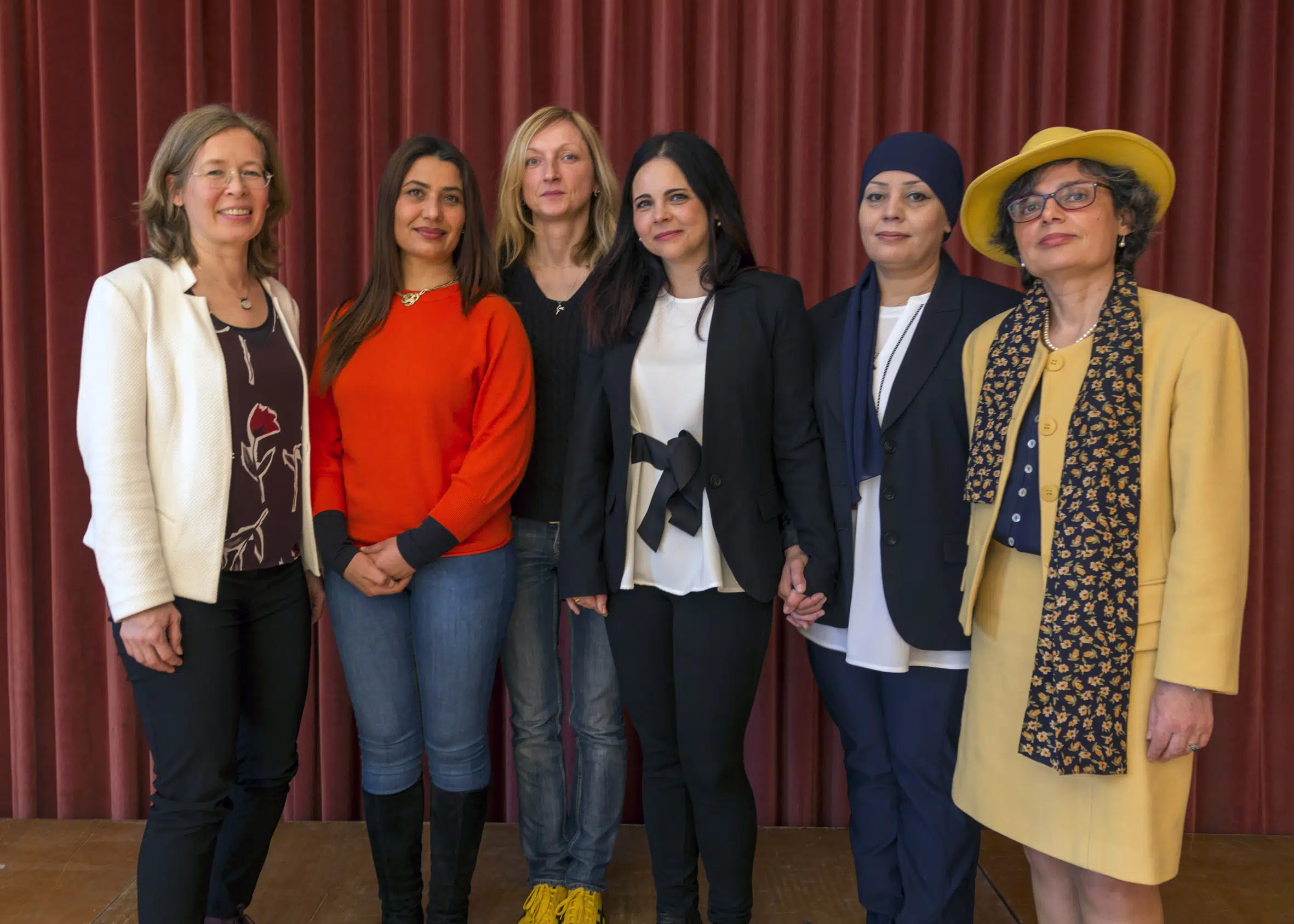 Diskutierten über den Wiedereinstieg ins Berufsleben (v.l.): Moderatorin Katja Taranczewski (Nds. Ministerium für Soziales, Gesundheit und Gleichstellung) mit den Teilnehmerinnen der Talkrunde, Mariam Yussef, Wioletta Glaser, Emöke Abay, Emine Yilmaz und Despina Kazantzidou. Foto: Allianz für die Region GmbH/Roberta Bergmann