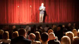 Kultur, Fotolia: 122608196 - stand up comedian on stage © aerogondo