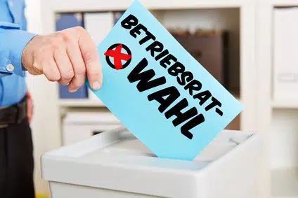 Kündigungsschutz, Hand mit Stimmzettel an Wahlurne für eine Betriebsratswahl, Fotolia: #96169236 | Urheber: Robert Kneschke