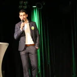 Florian Bernschneider am Mikro