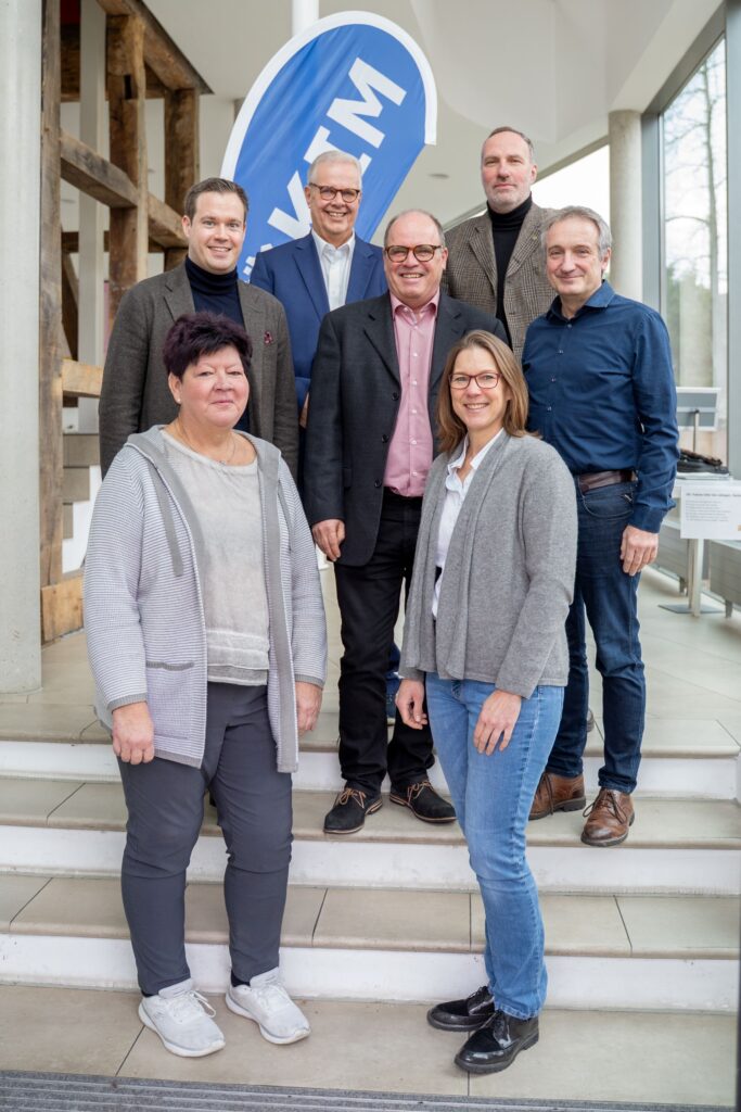 Gruppenbild von KIM-Vorstand und den Mitarbeitenden der Geschäftsstelle