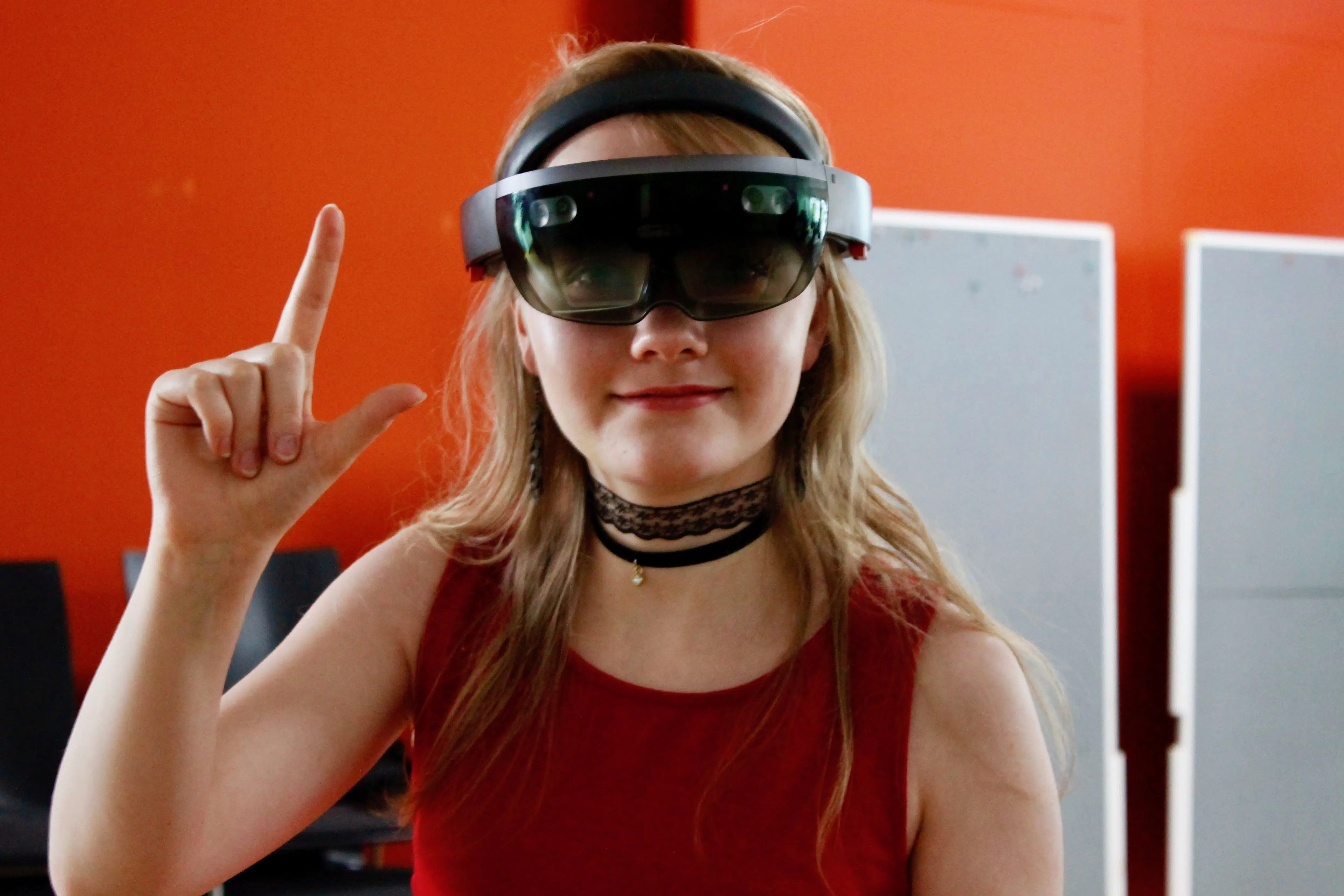 Lena vom Gymnasium Hoffmann von Fallersleben mit einer Microsoft HoloLense